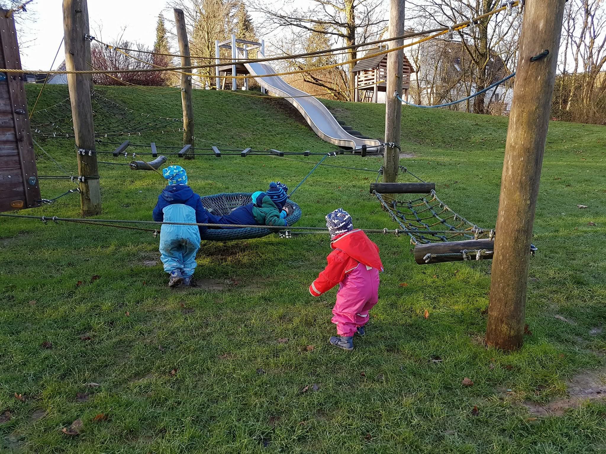 Spielen auf dem Spielplatz in Essen Werden