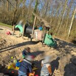 Kinder sind unterwegs in der Natur in Essen