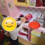 Ein Kind spielt bei der Däumelinchen Kindertagespflege in Essen Werden